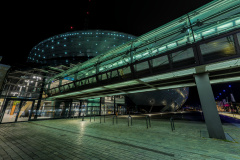 Bremerhaven - Fussgängerbrücke zum Klimahaus bei Nacht