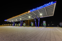 Ladestation im ecopark bei Nacht